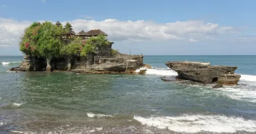 Tanah Lot Temple at high tide, Bali, Indonesia