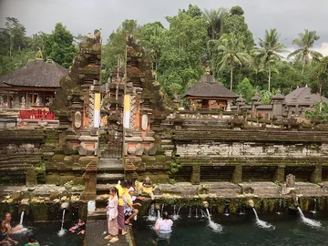 A beautiful and old Hindu temple which hosts rituals. The temple has holy springs in which devotees bathe.