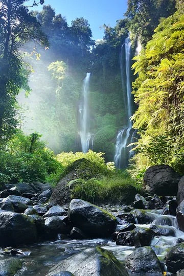 Air Terjun Sekumpul juga dikenal dengan nama Air Terjun Gerombong. Air terjun ini memiliki ketinggian sekitar 100 m Lokasi tersebut terletak di Desa Sekumpul, Kecamatan Sawan, Kabupaten Buleleng, Propinsi Bali. Teknik pengambilan foto ini adalah slow speed. Kamera Nikon D3100 dan Lensa Kit.